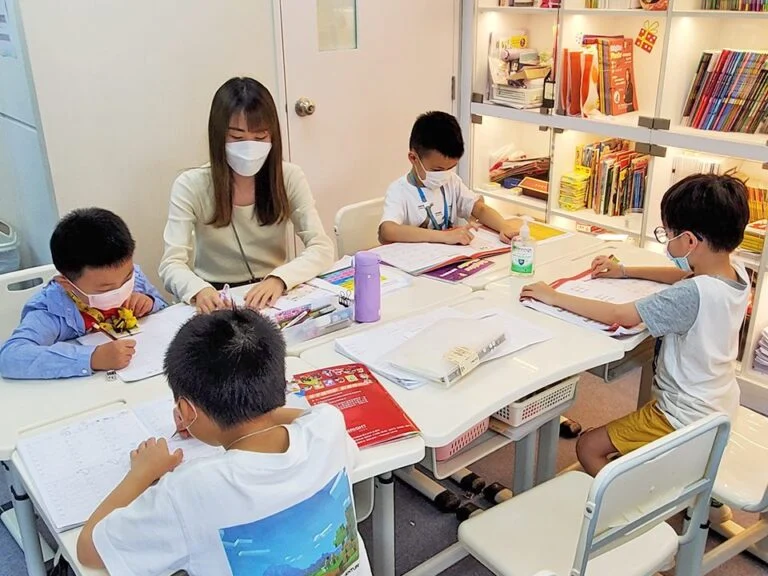 導師與小組學生在課室進行書寫練習的照片