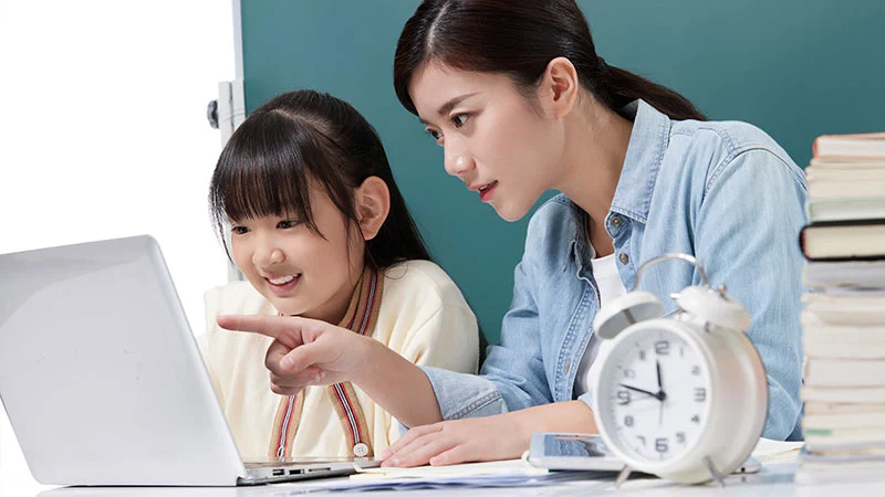家長與孩子一起使用手提電腦學習